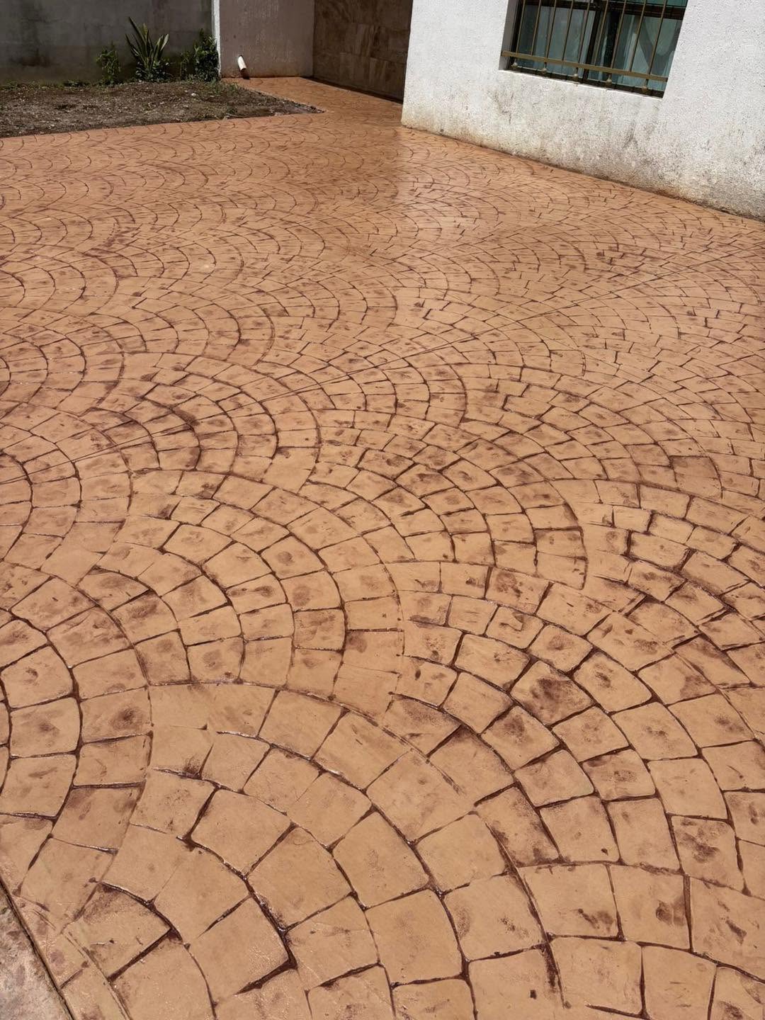 Concreto estampado con adoquines dispuestos en abanicos